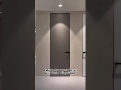 アルミ製の木製のドア