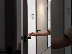 アルミ製の木製のドア